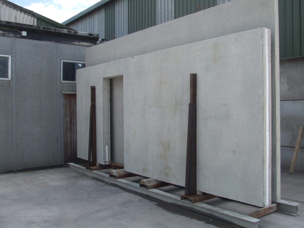 geïsoleerd betonpaneel met deuropening